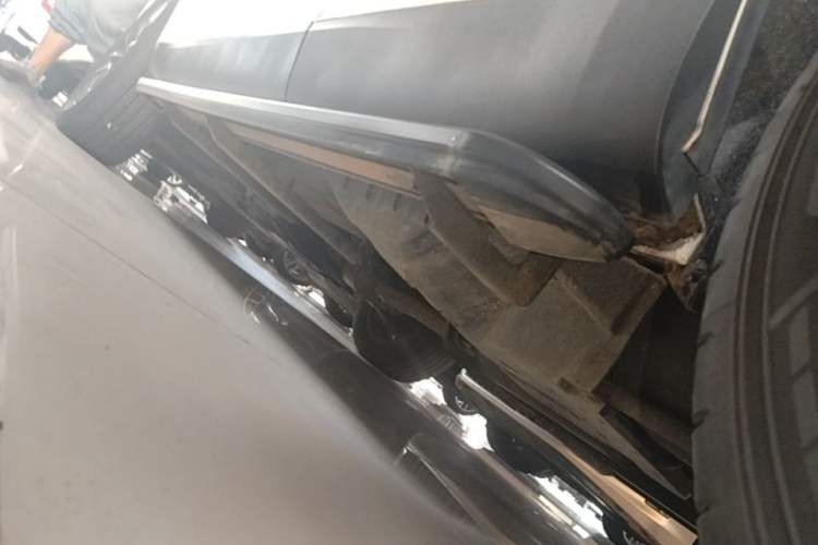 Used Wey VV5 2021 1.5T Two-Wheel Drive Color Pioneer Left Side Sill