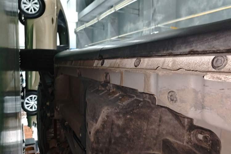 Used Wey VV5 2021 1.5T Two-Wheel Drive Color Pioneer Left Side Sill