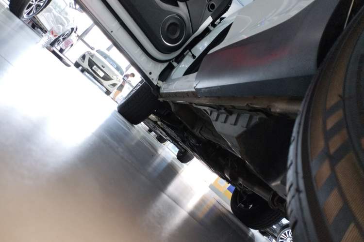 Used Wey VV5 2021 1.5T Two-Wheel Drive Color Pioneer Left Side Sill