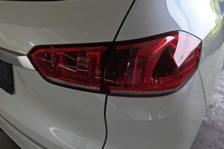 Used Wey VV5 2021 1.5T Two-Wheel Drive Color Pioneer Right Rear Taillight