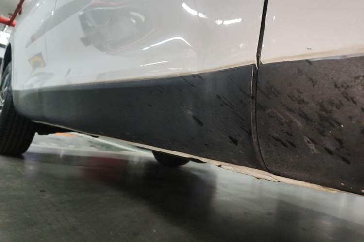 Used Wey VV5 2021 1.5T Two-Wheel Drive Color Pioneer Right Side Sill