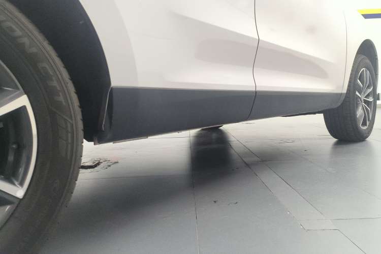 Used Wey VV5 2021 1.5T Two-Wheel Drive Color Pioneer Right Side Sill