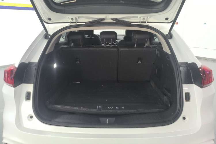 Used Wey VV5 2021 1.5T Two-Wheel Drive Color Pioneer Trunk