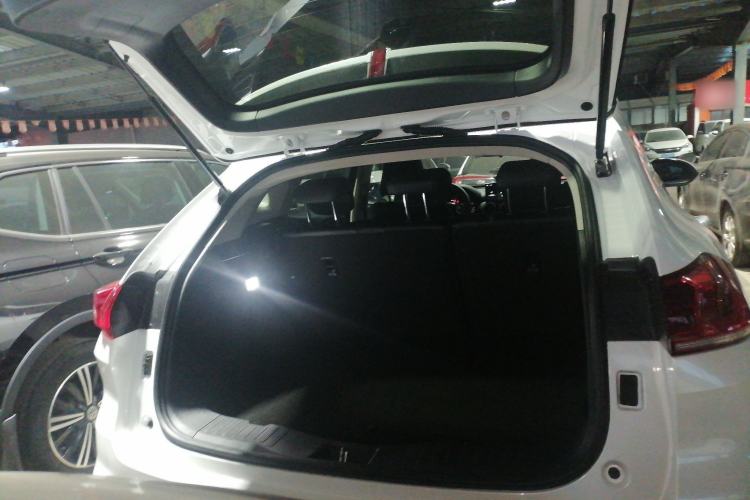 Used Wey VV5 2021 1.5T Two-Wheel Drive Color Pioneer Trunk