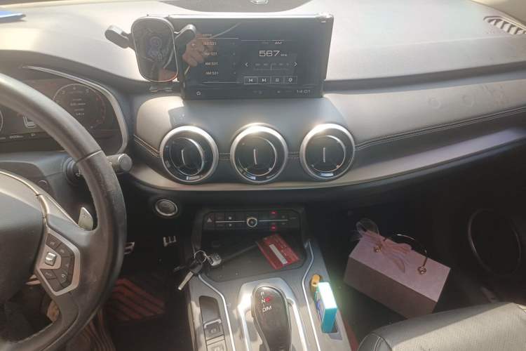 Used Wey VV6 2018 2.0T Two-Wheel-Drive Ultra-Luxury Version China V Standard Audio And AC Panel