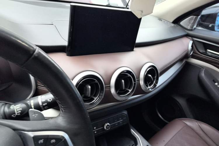Used Wey VV6 2018 2.0T Two-Wheel-Drive Ultra-Luxury Version China V Standard Audio And AC Panel