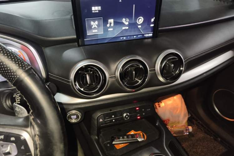 Used Wey VV6 2018 2.0T Two-Wheel-Drive Ultra-Luxury Version China V Standard Audio And AC Panel