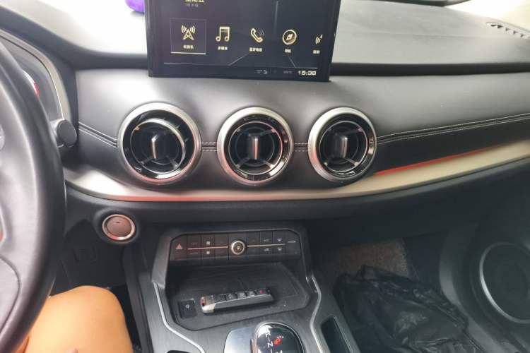 Used Wey VV6 2018 2.0T Two-Wheel-Drive Ultra-Luxury Version China V Standard Audio And AC Panel