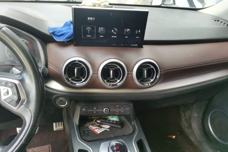 Used Wey VV6 2018 2.0T Two-Wheel-Drive Ultra-Luxury Version China V Standard Audio And AC Panel