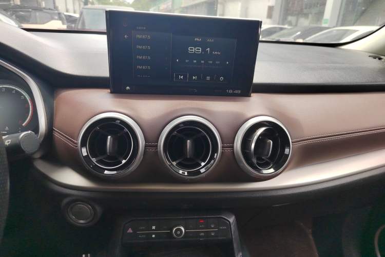 Used Wey VV6 2018 2.0T Two-Wheel-Drive Ultra-Luxury Version China V Standard Audio And AC Panel
