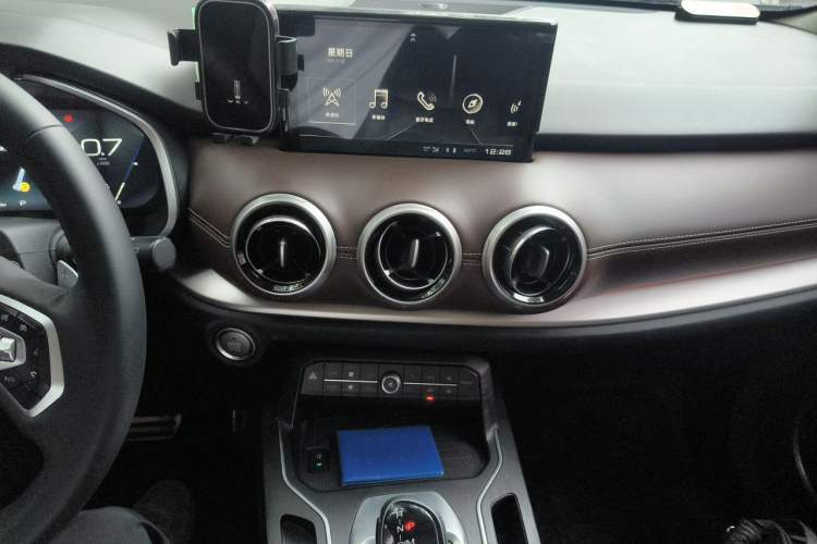 Used Wey VV6 2018 2.0T Two-Wheel-Drive Ultra-Luxury Version China V Standard Audio And AC Panel