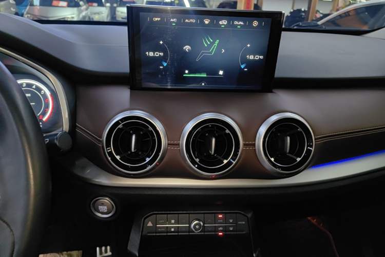 Used Wey VV6 2018 2.0T Two-Wheel Drive Flagship Version China V Standard Audio And AC Panel