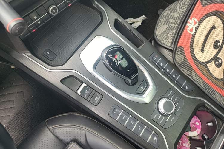 Used Wey VV6 2018 2.0T Two-Wheel-Drive Ultra-Luxury Version China V Standard Audio And AC Panel