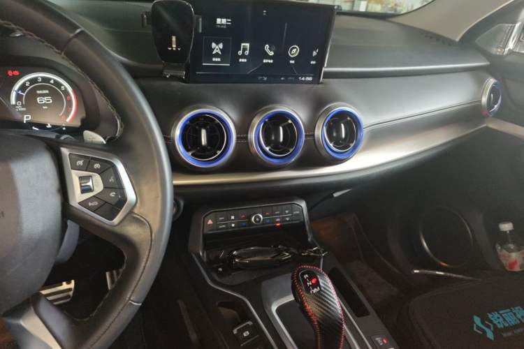 Used Wey VV6 2018 2.0T Two-Wheel-Drive Ultra-Luxury Version China V Standard Audio And AC Panel
