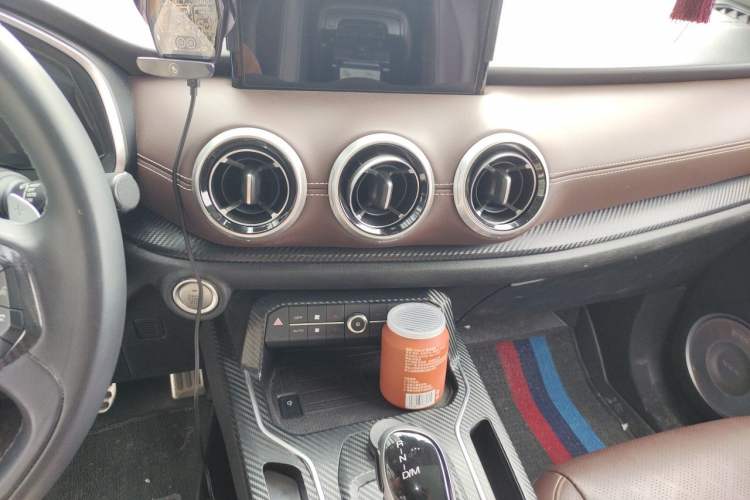 Used Wey VV6 2018 2.0T Two-Wheel-Drive Ultra-Luxury Version China V Standard Audio And AC Panel