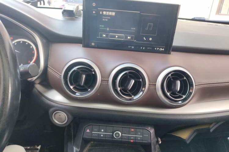 Used Wey VV6 2018 2.0T Two-Wheel-Drive Ultra-Luxury Version China V Standard Audio And AC Panel