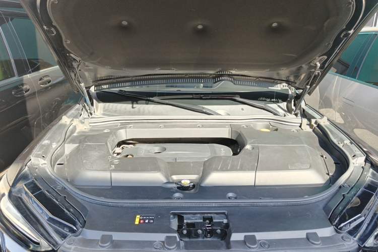 Used Wey VV6 2018 2.0T Two-Wheel-Drive Ultra-Luxury Version China V Standard Engine Bay