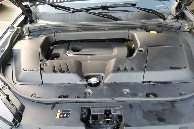 Used Wey VV6 2018 2.0T Two-Wheel-Drive Ultra-Luxury Version China V Standard Engine Bay