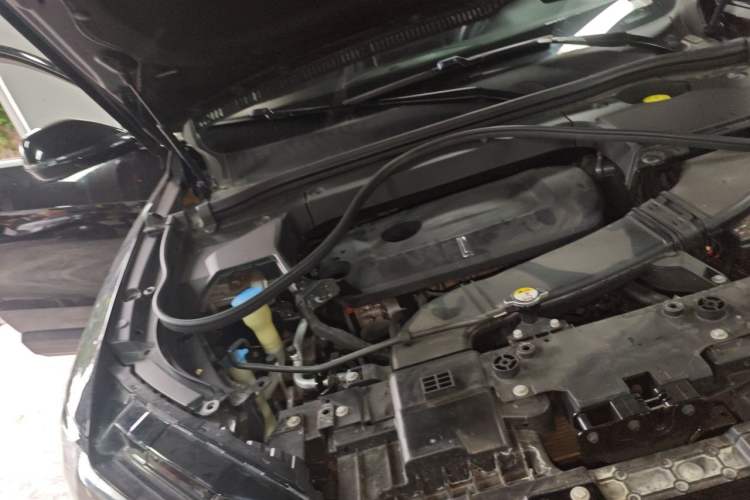 Used Wey VV6 2018 2.0T Two-Wheel-Drive Ultra-Luxury Version China V Standard Engine Bay Right