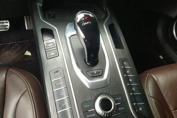 Used Wey VV6 2018 2.0T Two-Wheel-Drive Ultra-Luxury Version China V Standard Gear Lever