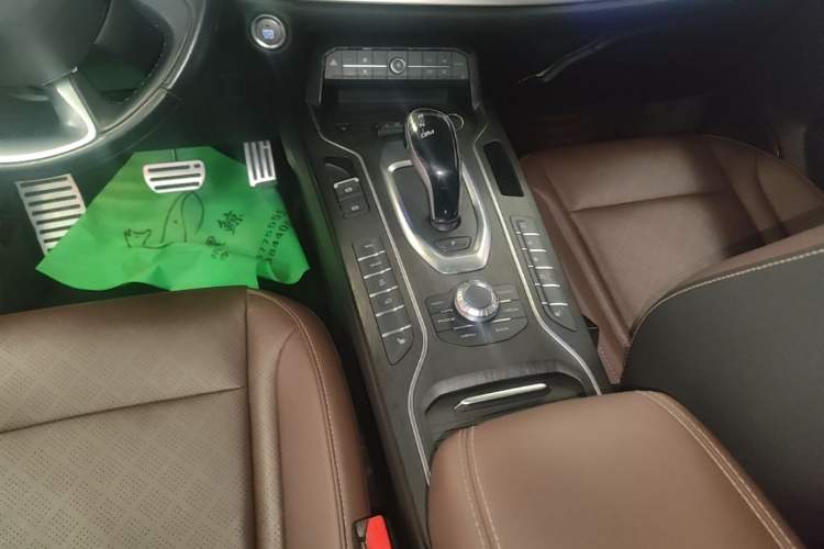 Used Wey VV6 2018 2.0T Two-Wheel-Drive Ultra-Luxury Version China V Standard Gear Lever