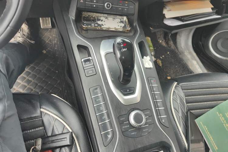 Used Wey VV6 2018 2.0T Two-Wheel-Drive Ultra-Luxury Version China V Standard Gear Lever
