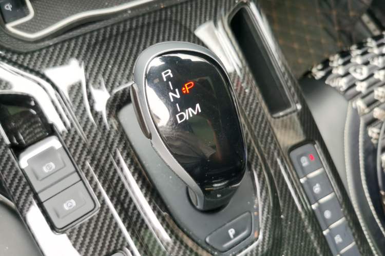 Used Wey VV6 2018 2.0T Two-Wheel-Drive Ultra-Luxury Version China V Standard Gear Lever