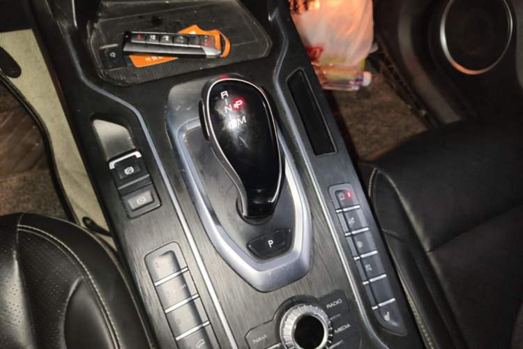 Used Wey VV6 2018 2.0T Two-Wheel-Drive Ultra-Luxury Version China V Standard Gear Lever