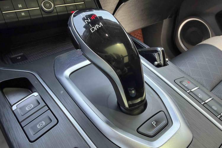 Used Wey VV6 2018 2.0T Two-Wheel-Drive Ultra-Luxury Version China V Standard Gear Lever