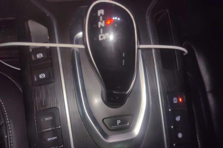 Used Wey VV6 2018 2.0T Two-Wheel-Drive Ultra-Luxury Version China V Standard Gear Lever