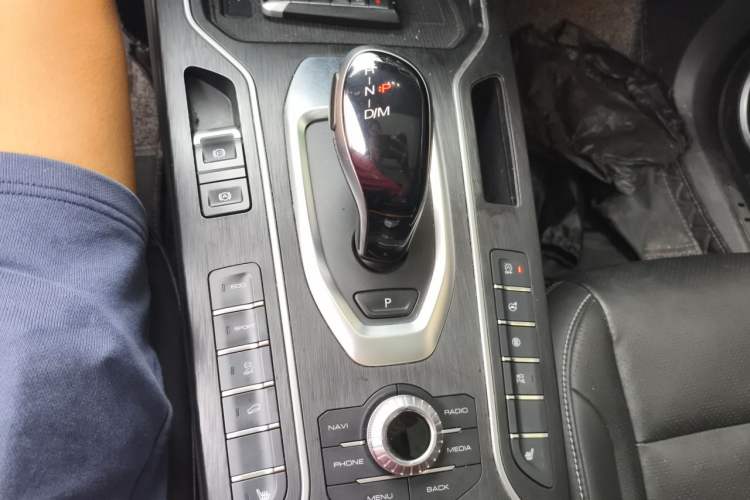 Used Wey VV6 2018 2.0T Two-Wheel-Drive Ultra-Luxury Version China V Standard Gear Lever