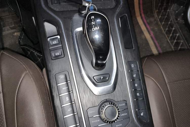 Used Wey VV6 2018 2.0T Two-Wheel-Drive Ultra-Luxury Version China V Standard Gear Lever