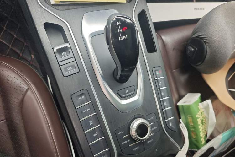 Used Wey VV6 2018 2.0T Two-Wheel-Drive Ultra-Luxury Version China V Standard Gear Lever