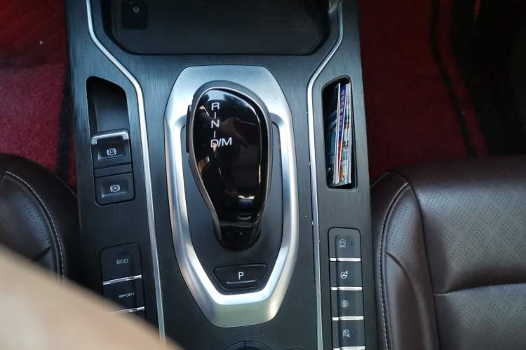 Used Wey VV6 2018 2.0T Two-Wheel-Drive Ultra-Luxury Version China V Standard Gear Lever
