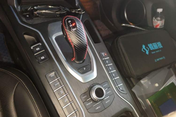 Used Wey VV6 2018 2.0T Two-Wheel-Drive Ultra-Luxury Version China V Standard Gear Lever