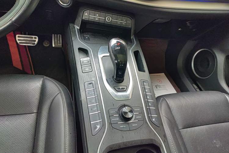 Used Wey VV6 2018 2.0T Two-Wheel-Drive Ultra-Luxury Version China V Standard Gear Lever