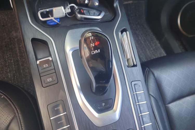 Used Wey VV6 2018 2.0T Two-Wheel-Drive Ultra-Luxury Version China V Standard Gear Lever