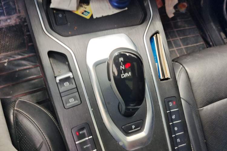 Used Wey VV6 2018 2.0T Two-Wheel-Drive Ultra-Luxury Version China V Standard Gear Lever