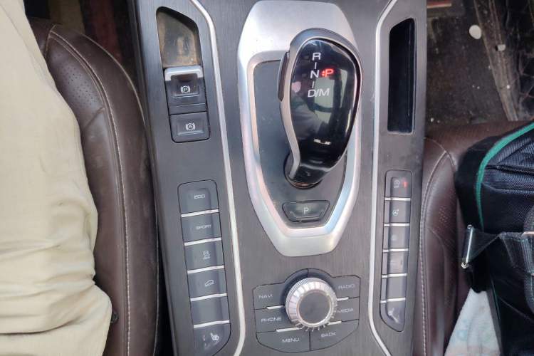 Used Wey VV6 2018 2.0T Two-Wheel-Drive Ultra-Luxury Version China V Standard Gear Lever