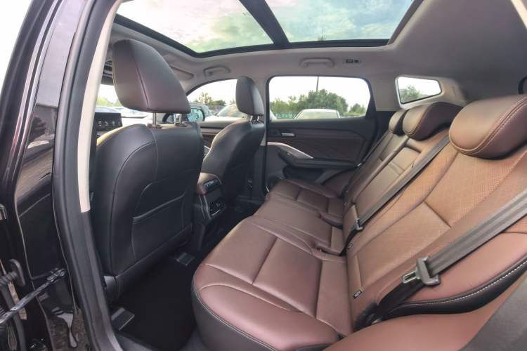 Used Wey VV6 2018 2.0T Two-Wheel-Drive Ultra-Luxury Version China V Standard Interior 3