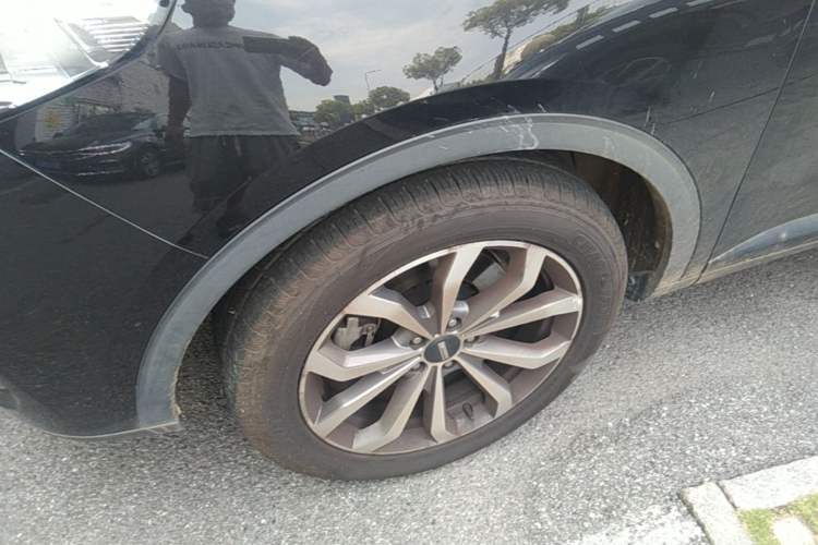 Used Wey VV6 2018 2.0T Two-Wheel-Drive Ultra-Luxury Version China V Standard Left Front Wheel Hub