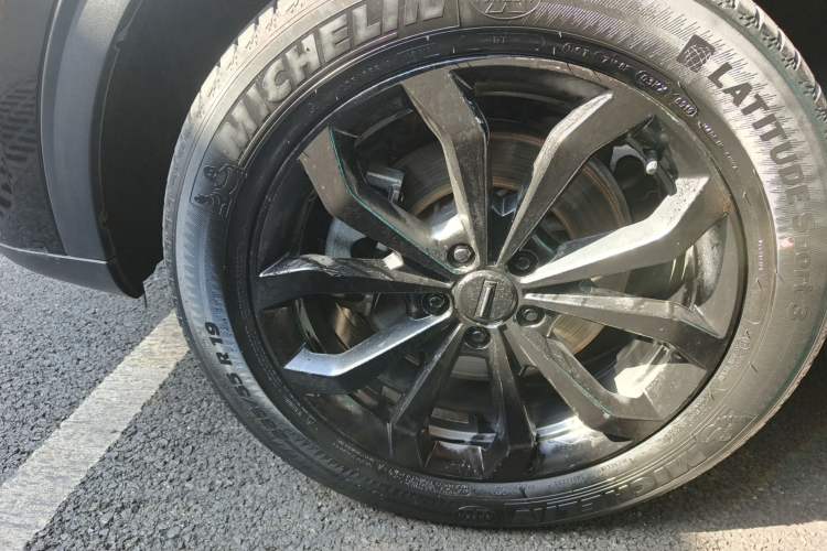 Used Wey VV6 2018 2.0T Two-Wheel-Drive Ultra-Luxury Version China V Standard Left Front Wheel Hub