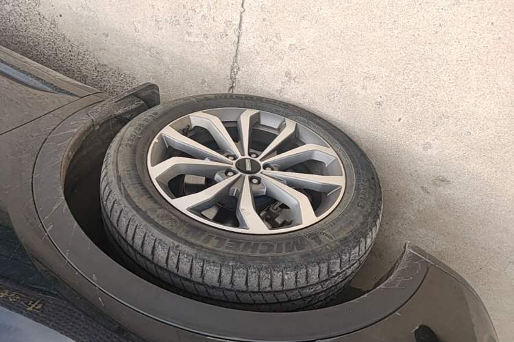 Used Wey VV6 2018 2.0T Two-Wheel-Drive Ultra-Luxury Version China V Standard Left Front Wheel Hub