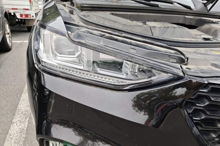 Used Wey VV6 2018 2.0T Two-Wheel Drive Flagship Version China V Standard Right Front Headlight