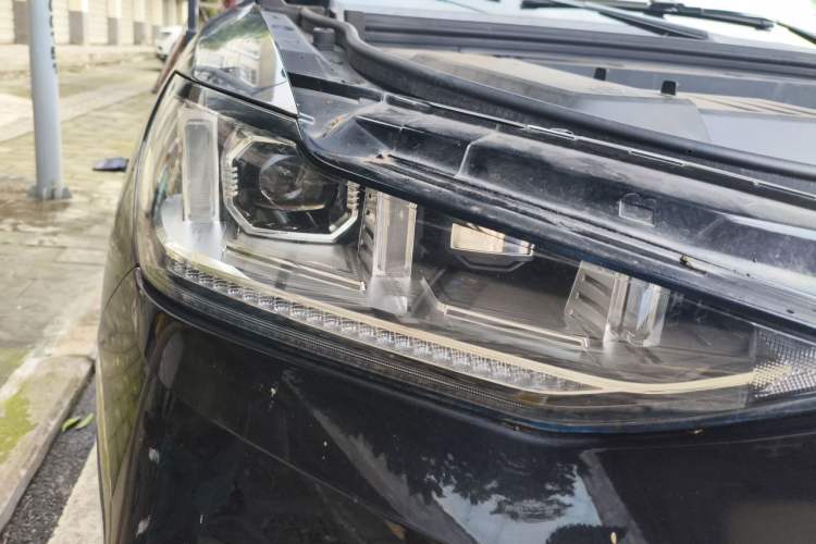 Used Wey VV6 2018 2.0T Two-Wheel-Drive Ultra-Luxury Version China V Standard Right Front Headlight