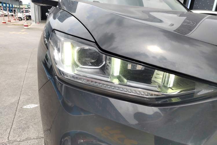 Used Wey VV6 2018 2.0T Two-Wheel-Drive Ultra-Luxury Version China V Standard Right Front Headlight