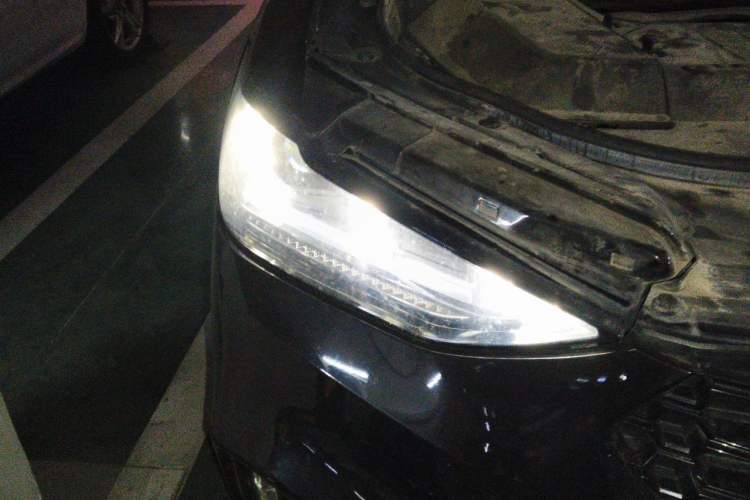 Used Wey VV6 2018 2.0T Two-Wheel-Drive Ultra-Luxury Version China V Standard Right Front Headlight