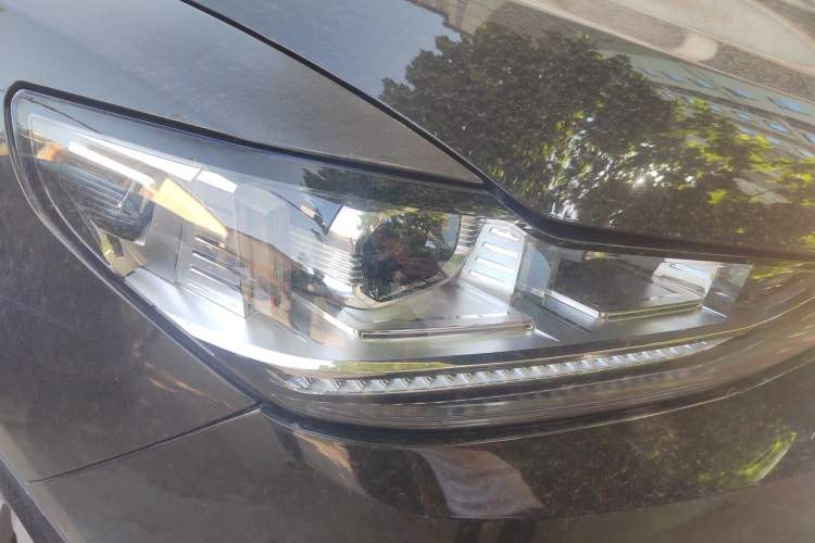 Used Wey VV6 2018 2.0T Two-Wheel-Drive Ultra-Luxury Version China V Standard Right Front Headlight