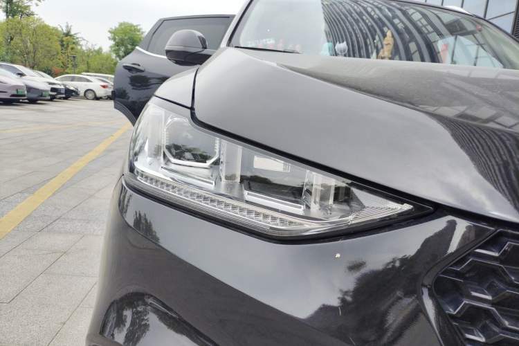 Used Wey VV6 2018 2.0T Two-Wheel-Drive Ultra-Luxury Version China V Standard Right Front Headlight
