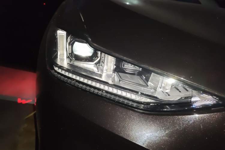 Used Wey VV6 2018 2.0T Two-Wheel Drive Flagship Version China V Standard Right Front Headlight